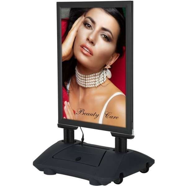 Gadeskilt med portræt af kvinde med perler, teksten "Beauty Care", solid base med hjul.