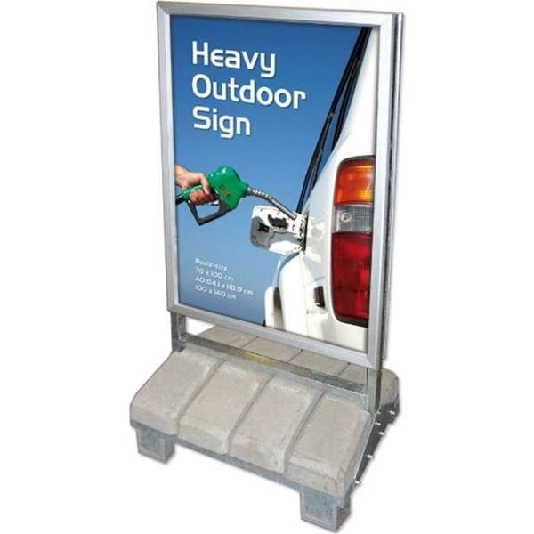 Gadeskilt med metalramme og betonbase, viser tankning af bil med teksten "Heavy Outdoor Sign".