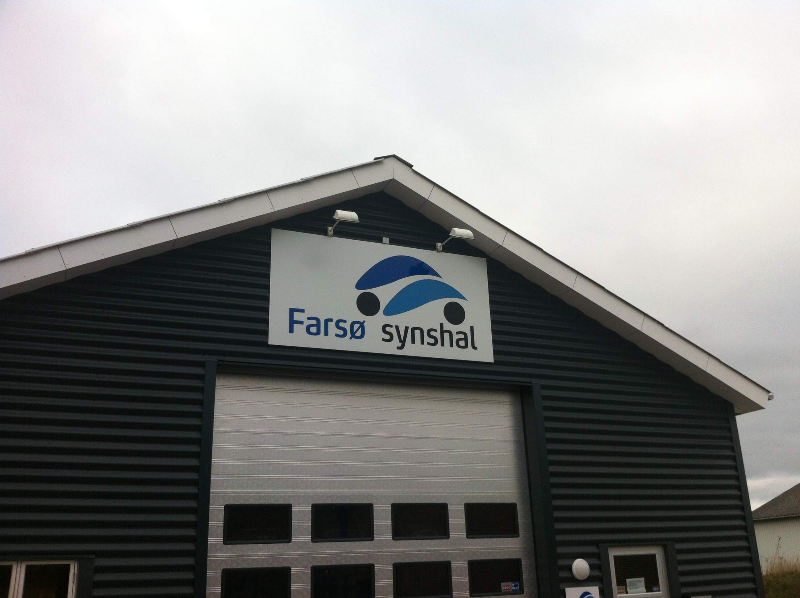 Fyrkantig fasadskylt med tryck