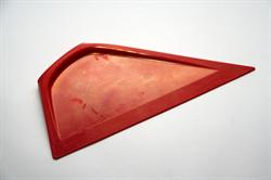 Rød konturskraber med trekantet form og en let buet kant, ideel til præcis skrabning og formgivning.