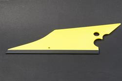 Sort/gul kombiskraber med skarpt design og hul til ophæng, liggende på en mørk baggrund.