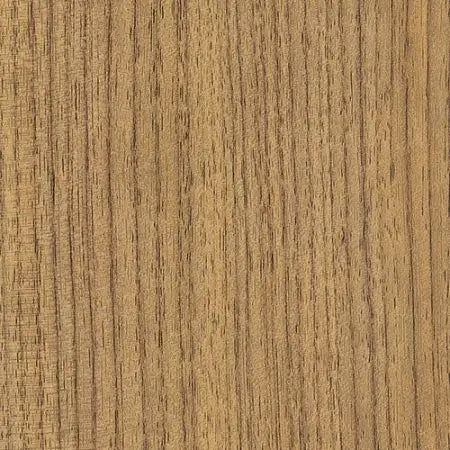 Overflade med lodrette linjer og varm valnøddefarve, der efterligner naturligt træ.