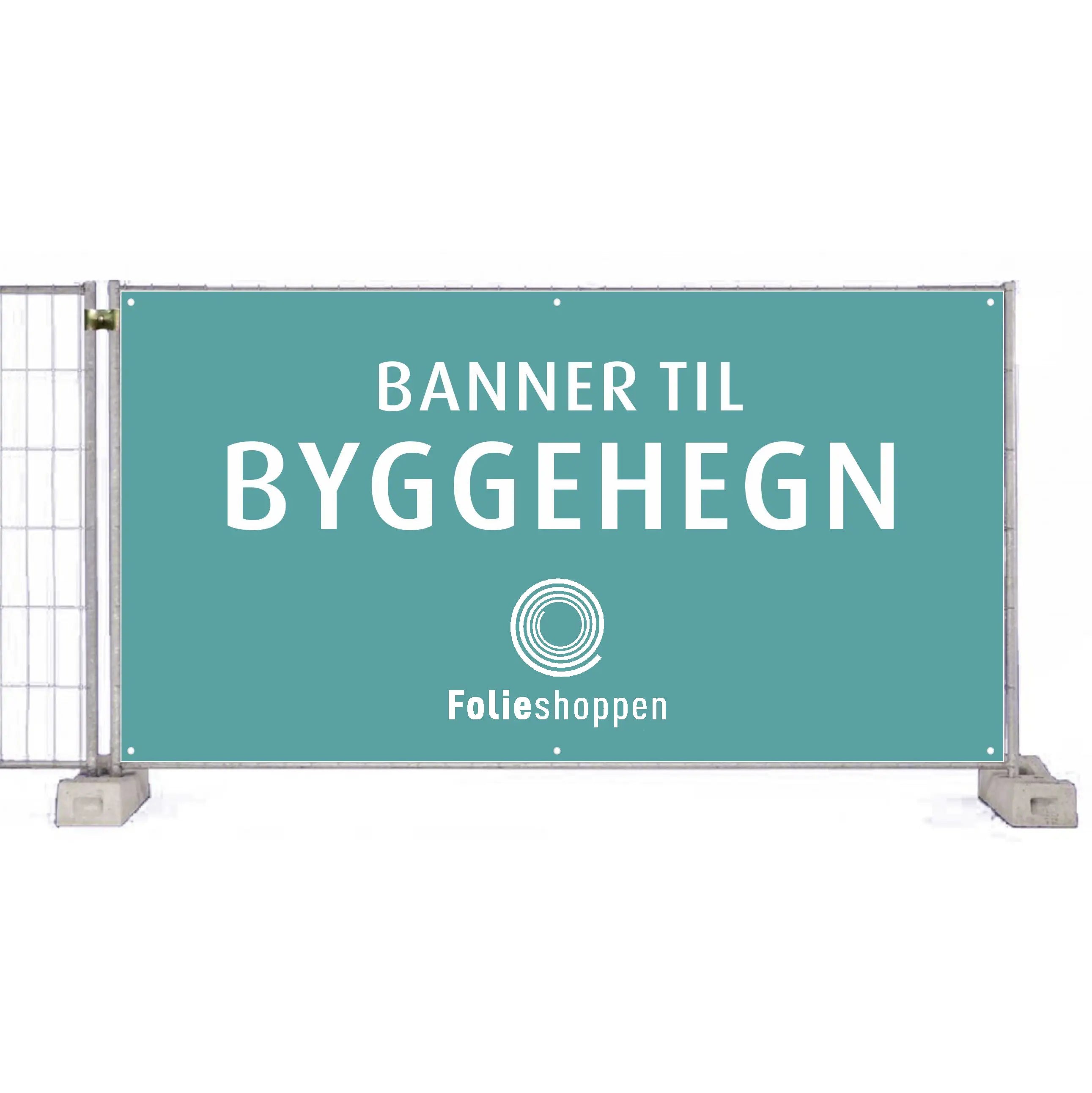 Teal banner på byggehegn med hvid tekst og logo. Fastgjort med hjørneøjer for synlighed.