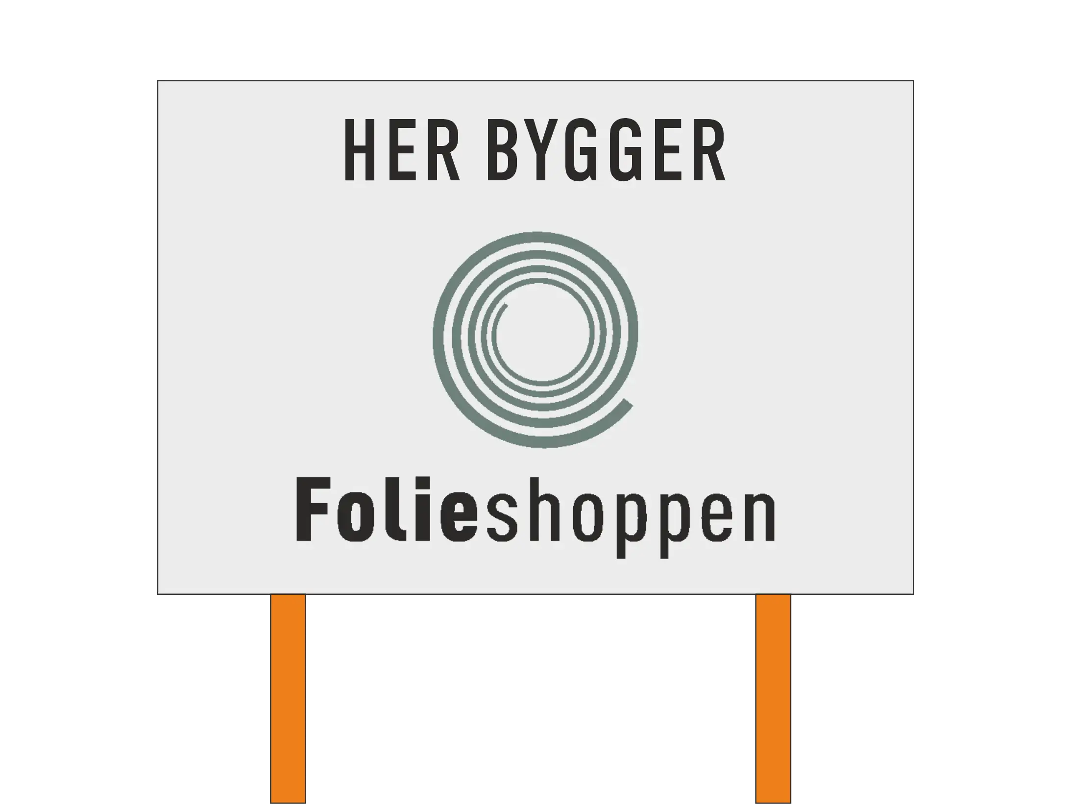 Byggepladsskilt med teksten "HER BYGGER" øverst, "Folieshoppen" nederst, støttet af to orange stolper.