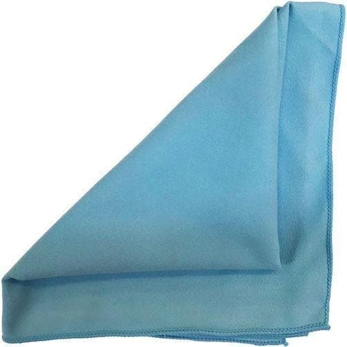 Lys blå mikrofiberklud, firkantet, foldet med synlige kanter og syninger.