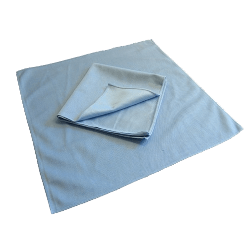 Blå mikrofiberklud, kvadratisk med færdige kanter, foldet og lagt fladt.