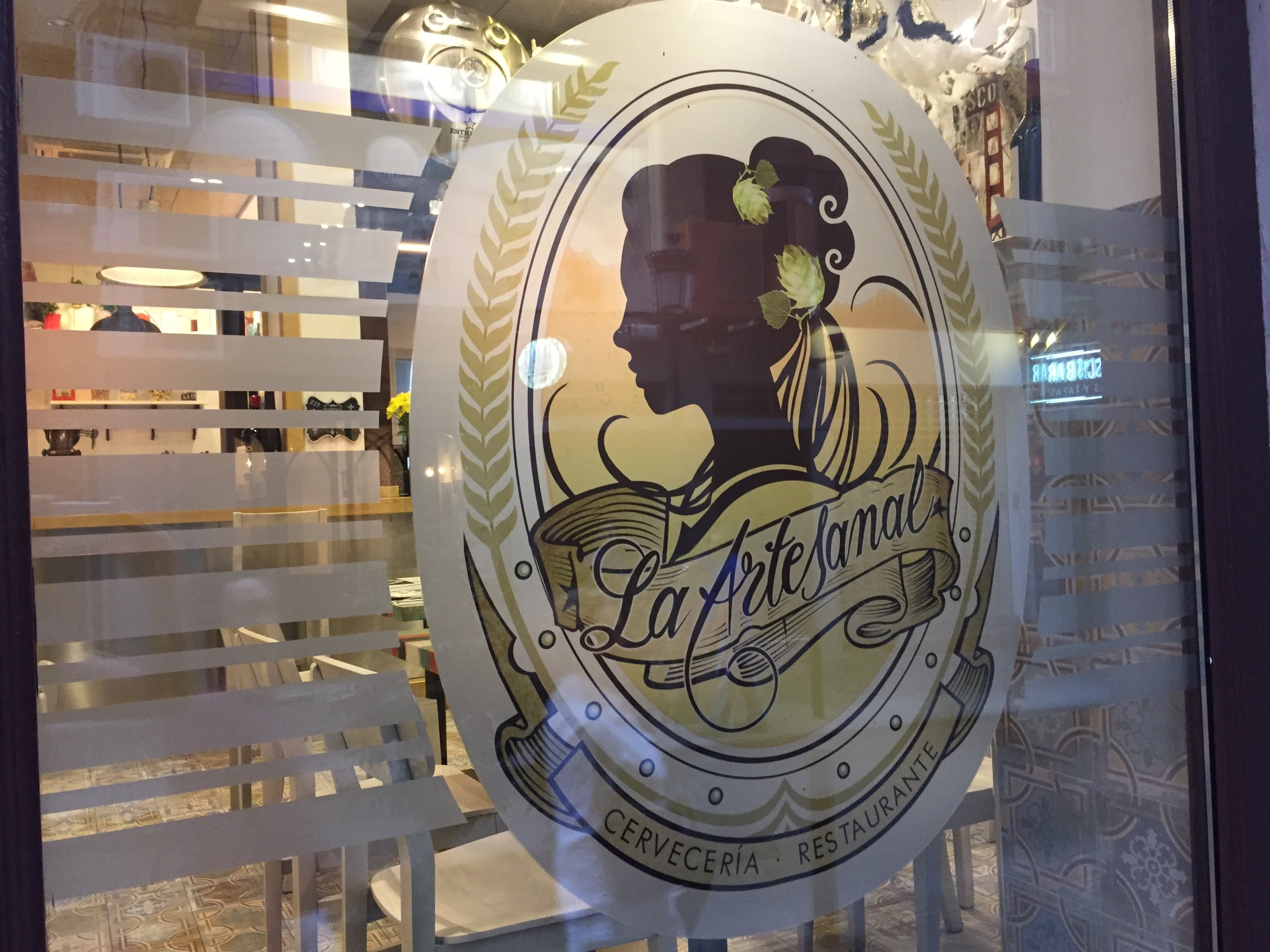 Sandblæst folie med print til vinduet