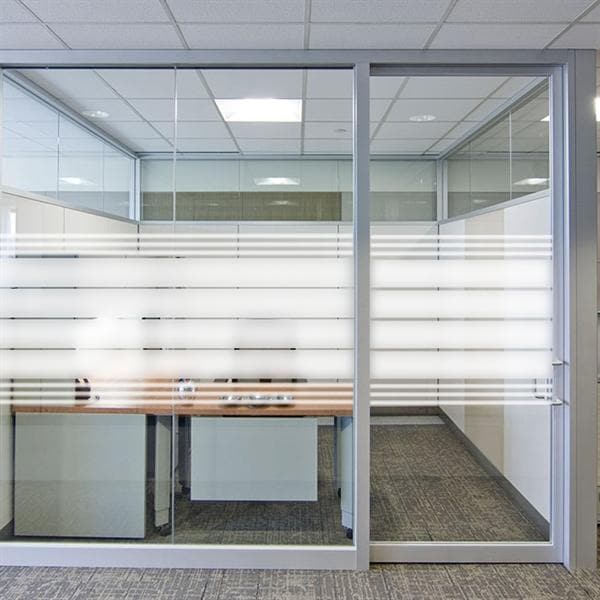 Kontor med glasvægge, film med frostet og klar mønster giver privatliv og lader lys passere.