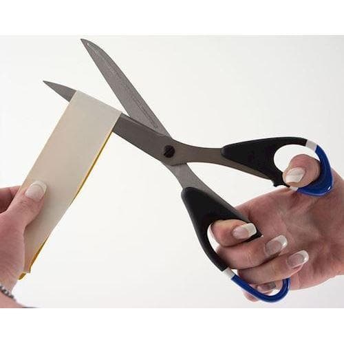 Saks med sort håndtag og blå greb klipper gennem klæbebånd.