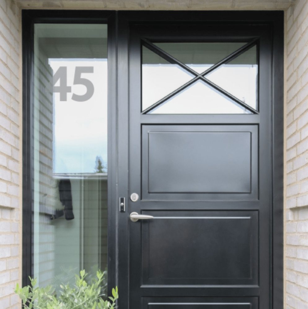 Sort dør med husnummer 45 i frosted folie på glasplade ved siden af døren.
