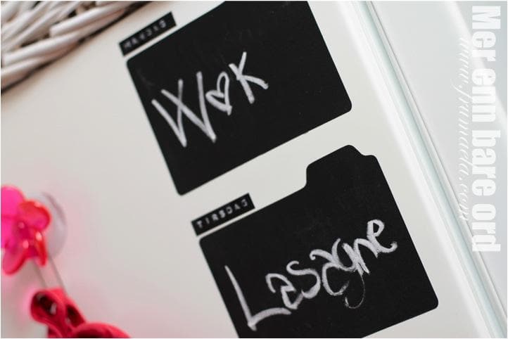 To sorte tavlefolie-former med faner, mærket "Wok" og "Lasagne" i hvidt på en lys overflade.