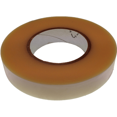 Rulle af gennemsigtigt klæbebånd på en papkerne.