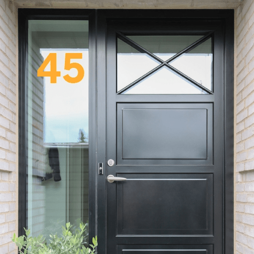 Sort dør med glasrude, tallet "45" i fed orange på glas.