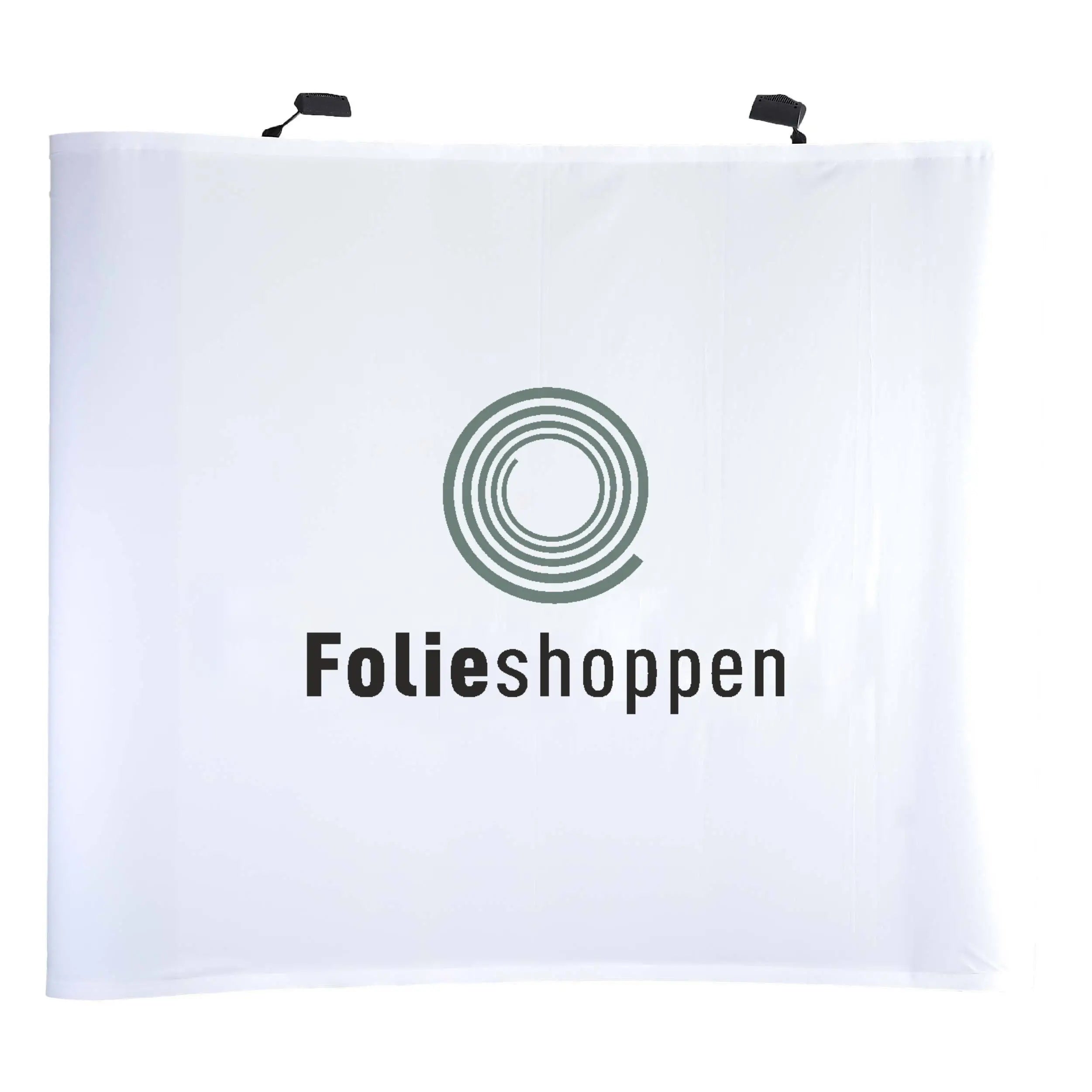 Stor buet messevæg med logo, branding og topbelysning, ideel til udstillinger.