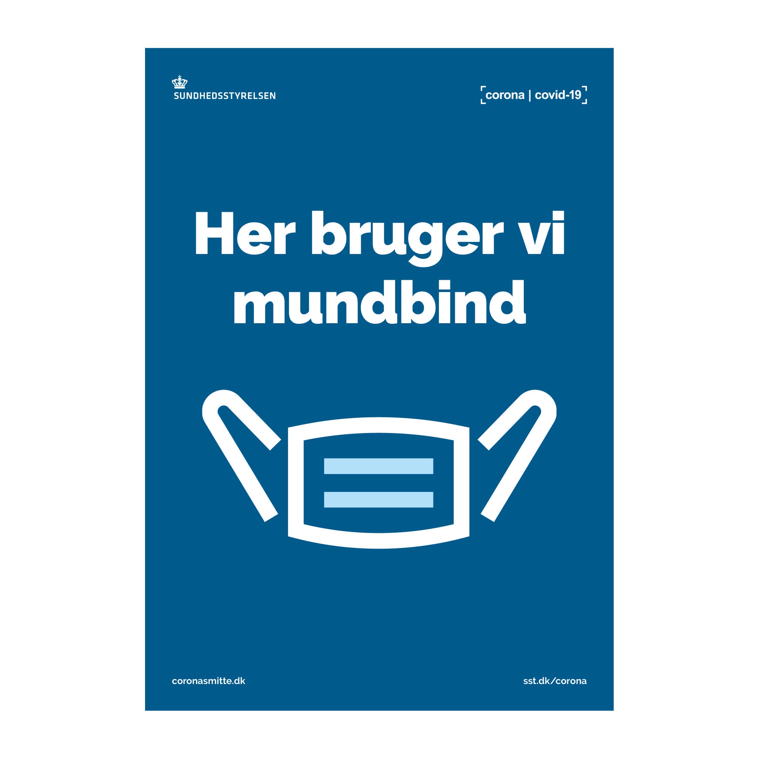 Plakat med blåt baggrund, hvid tekst "Her bruger vi mundbind" og grafik af et mundbind.