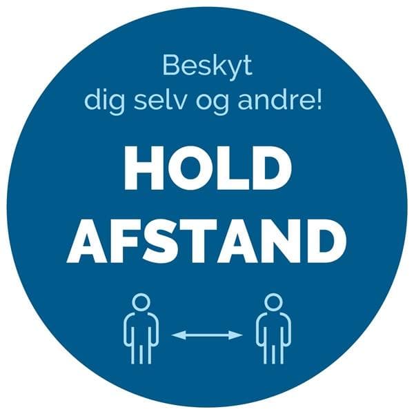 Rund gulvsticker med blå baggrund, tekst "Beskyt dig selv og andre! HOLD AFSTAND" og afstandsgrafik.