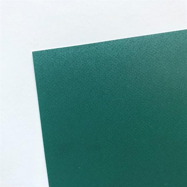 Grøn rektangulær tavlefolie med mat overflade på hvid baggrund.