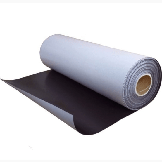 Rulle af materiale med sort og hvid side, cylindrisk form, med papkerne for støtte.